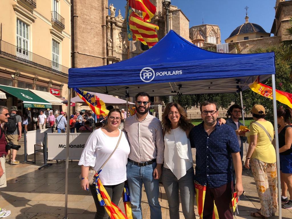 NNGGTAVERNES's tweet photo. Aquest matí hem firmat el manifest del #9dOctubre a favor del #valencianisme #TrauLaSenyera @NNGG_CV @NNGG_Valencia https://t.co/40MdtQNz5m
