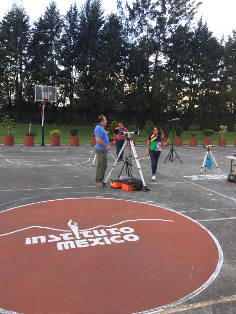 imexpuebla's tweet photo. En marco de la segunda #NocheDeEstrellas organizada por la sección de secundaria del #IMEX_SP, en donde se realizaron conferencias y el primer concurso de fotografía lunar. Los asistentes tuvieron la oportunidad de observar las estrellas a través de los telescopios. 🌔✨🌌🔭 https://t.co/cJAR3oj6rB