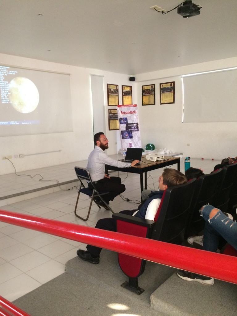 imexpuebla's tweet photo. En marco de la segunda #NocheDeEstrellas organizada por la sección de secundaria del #IMEX_SP, en donde se realizaron conferencias y el primer concurso de fotografía lunar. Los asistentes tuvieron la oportunidad de observar las estrellas a través de los telescopios. 🌔✨🌌🔭 https://t.co/cJAR3oj6rB
