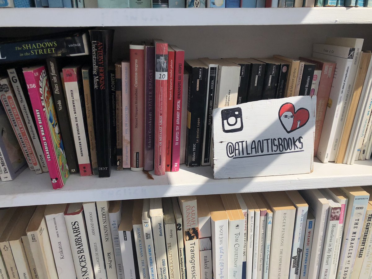 YeePingPang's tweet photo. Found this gem of a bookshop in Oía, Santorini! #Bookshopday @AtlantisBooks https://t.co/v6VCHhPcmT