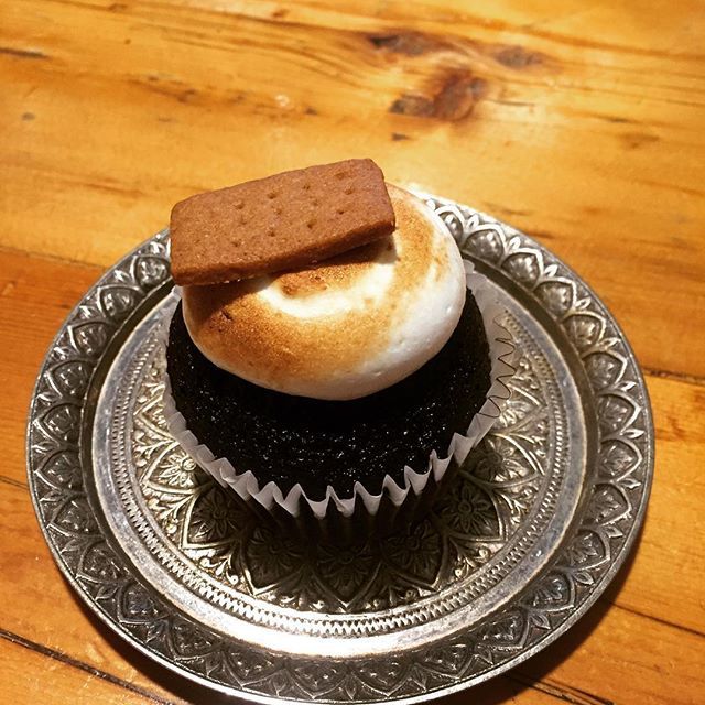 CocoaBakeryJC's tweet photo. Come in and try our sβmores cupcake! Chocolate cupcake, filled with chocolate graham cracker cookie butter, toasted meringue, topped with a graham cookie! ππ #cocoabakery #smorescupcake #jerseycity #dessert https://t.co/g7JbW0qzZ0 https://t.co/zNrrKO8mG4