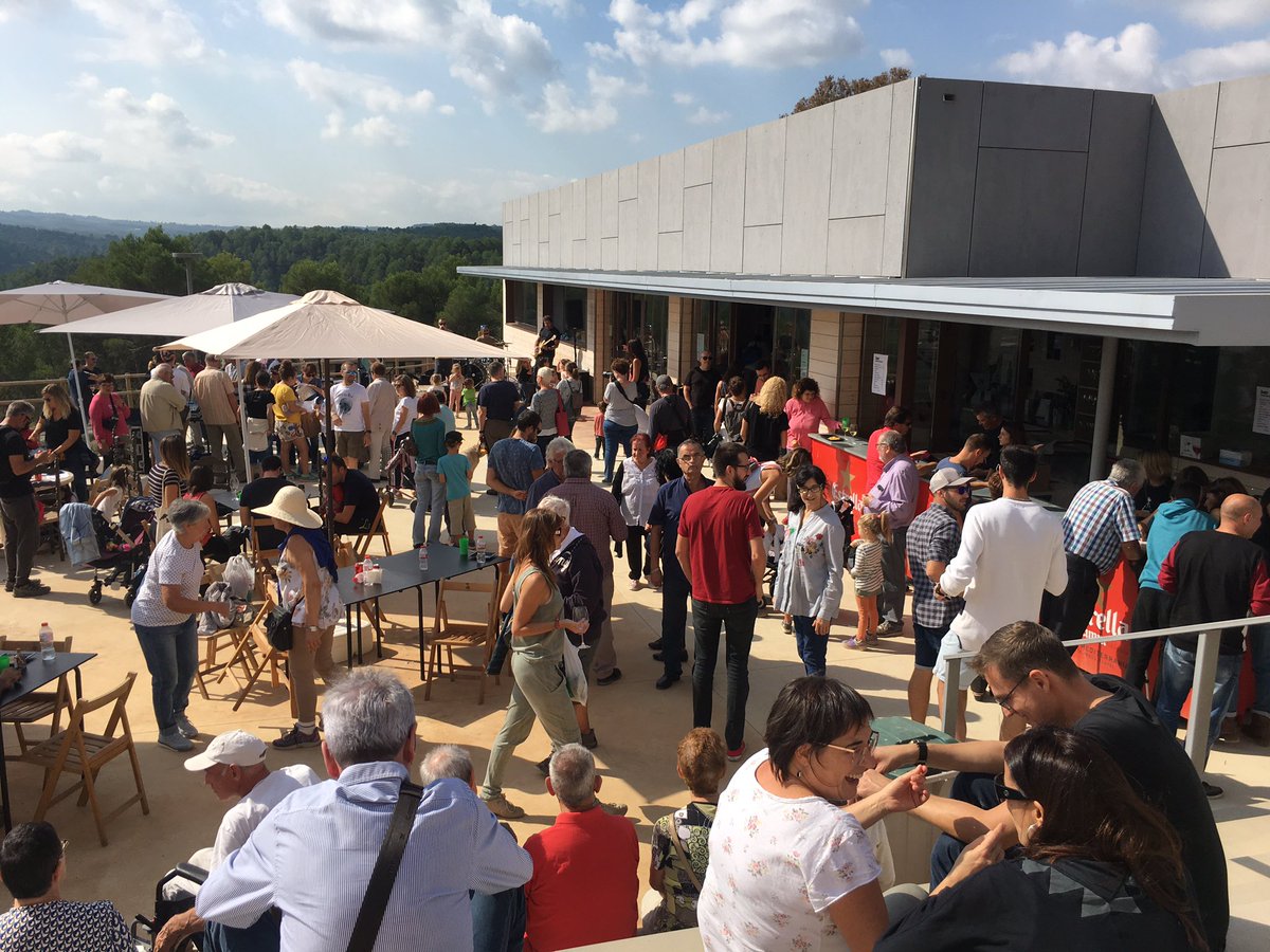 Joan_Barbe's tweet image. Hem viscut una gran festa de la Verema a #Urpina @Ampans . Gràcies a tots els voluntaris, actuants i participants! Marxem amb el bon gust dels  formatges @Muntanyolampans , els vns d’Urpina i el caliu de la inclusió feta celebració