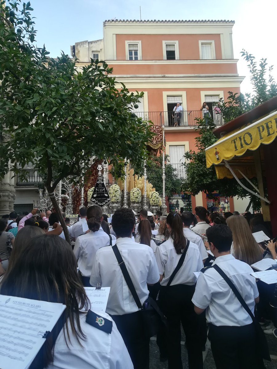 AFBMPalomares's tweet photo. Ya avanzamos tras Nuestra Señora del Valle Coronada a sones de su nueva marcha, "SAN TELMO TE ACLAMA", compuesta por nuestro director José Manuel Valderas @jmvtrebu con motivo de su regreso a San Telmo @HermandadCristo #Jerez #RegresoaSanTelmo https://t.co/WWrJmYx486