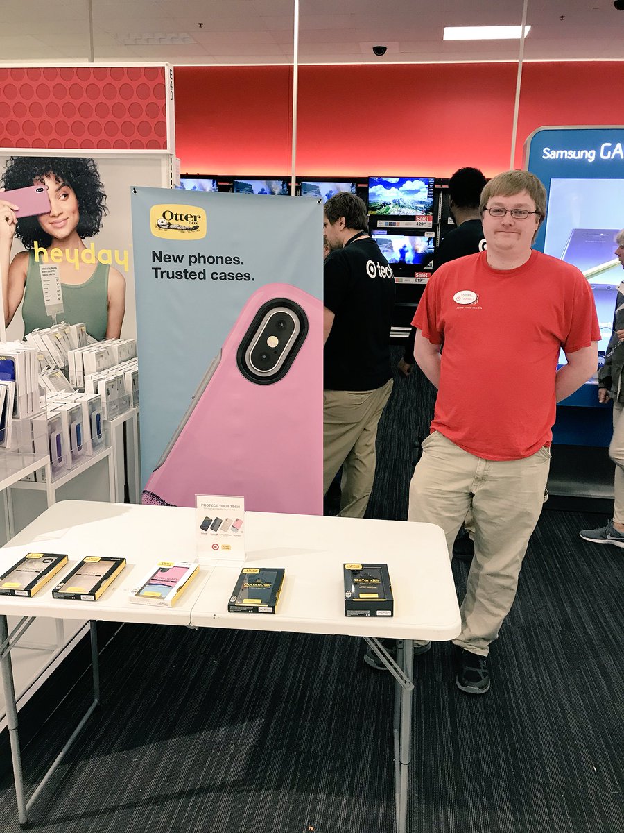 Thomas giving our guest info on some amazing NEW cases!!! #otterbox