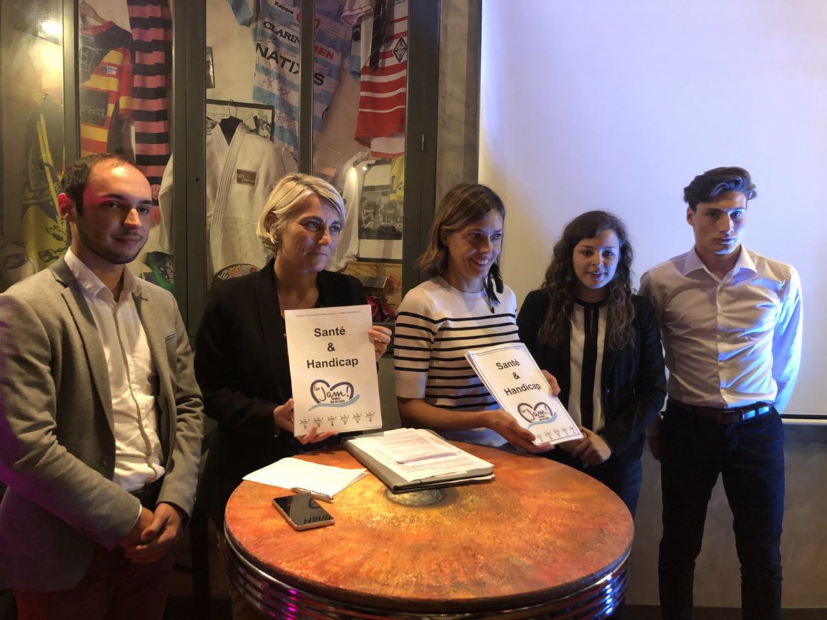 JeunesMacron36's tweet photo. Suite à notre mâtinée de travail, nous avons remis à Mme @CarolineJanvier et Mme @stephanie_rist un document regroupant toutes nos propositions sur la #santé et le #handicap en région @RCValdeLoire !
Nous les remercions et espèrons  que nous pourrons les porter avec elles ! https://t.co/WcLEhhTCOW
