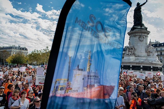 PHOTO_AM_FR's tweet photo. Rassemblement à l'appel de l'association SOS Méditerranée, Place de la République à Paris, afin de soutenir l'Aquarius et les sauvetages en Méditerranée. - Octobre 2018.
© Aurélien Morissard / IP3 PRESS
#picoftheday #photooftheday #shootoftheday #instagood #exposure #composi… https://t.co/3o5E2r0MMU