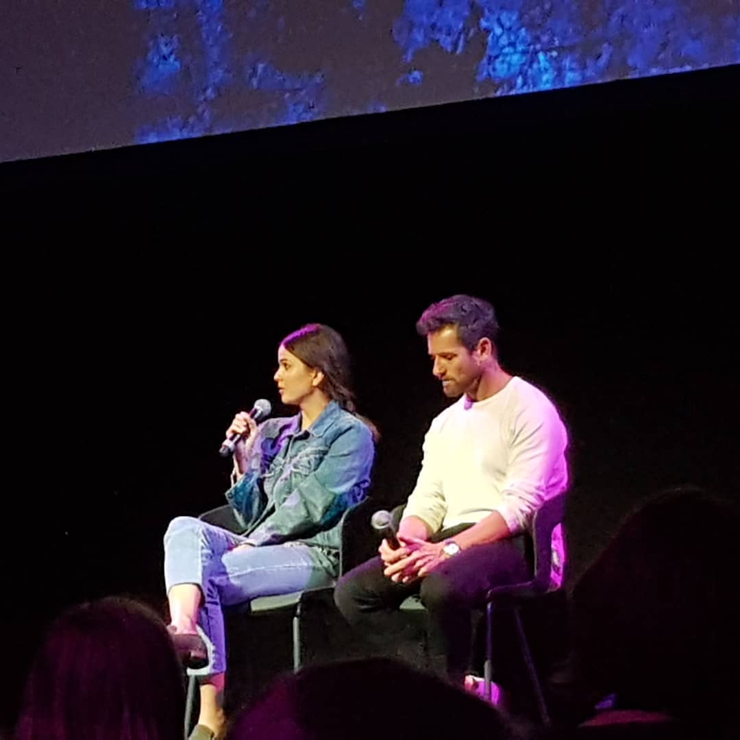 SHennigITA's tweet photo. #NEW — Shelley ( @shelleyhennig ) e Ian ( @IanBohen ) durante il loro panel alla #WereWolfConIV a Bruxelles, oggi. 🌸 https://t.co/ElIjj39Qa9
