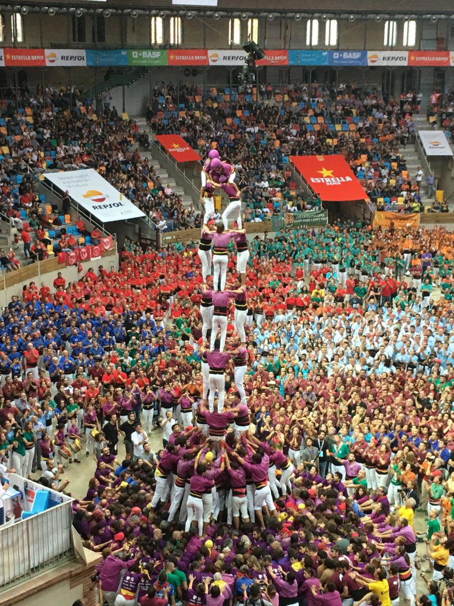 concurscastells's tweet photo. Els @moixiganguers descarreguen el primer 3de9f de la seva història i es converteix en colla de 9 a la TAP. #castellers #ConcursTgn18 https://t.co/5mkvTEA5Qw