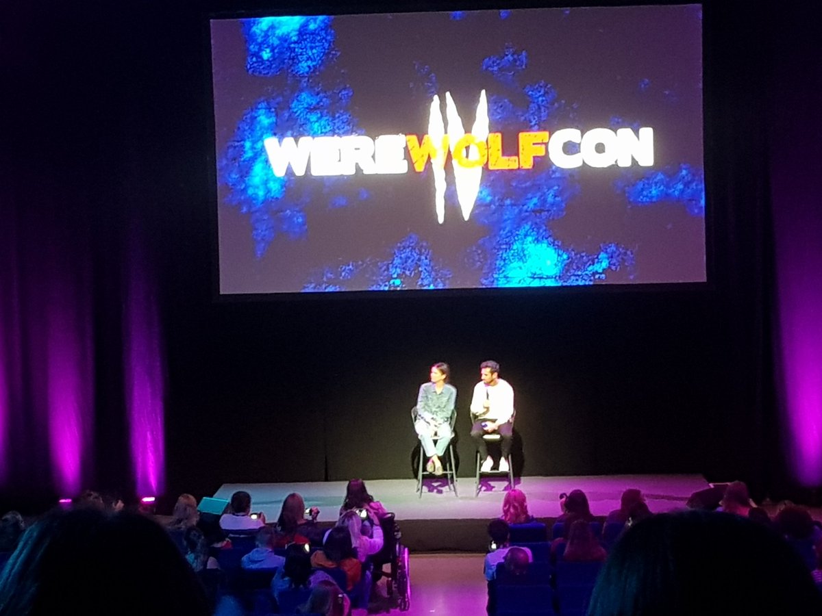 SHennigITA's tweet photo. #NEW — Shelley ( @shelleyhennig ) e Ian ( @IanBohen ) durante il loro panel alla #WereWolfConIV a Bruxelles, oggi. 🌸 https://t.co/Yxj9uobSjZ