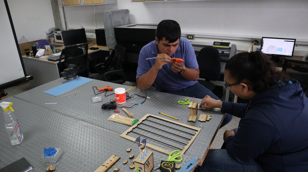 uvggt's tweet photo. Las futuras ingenieras diseñaron y fabricaron su propio sistema mecánico personalizado. #poweredbyASHA @USAIDASHA1 https://t.co/RUzm9fNA1u