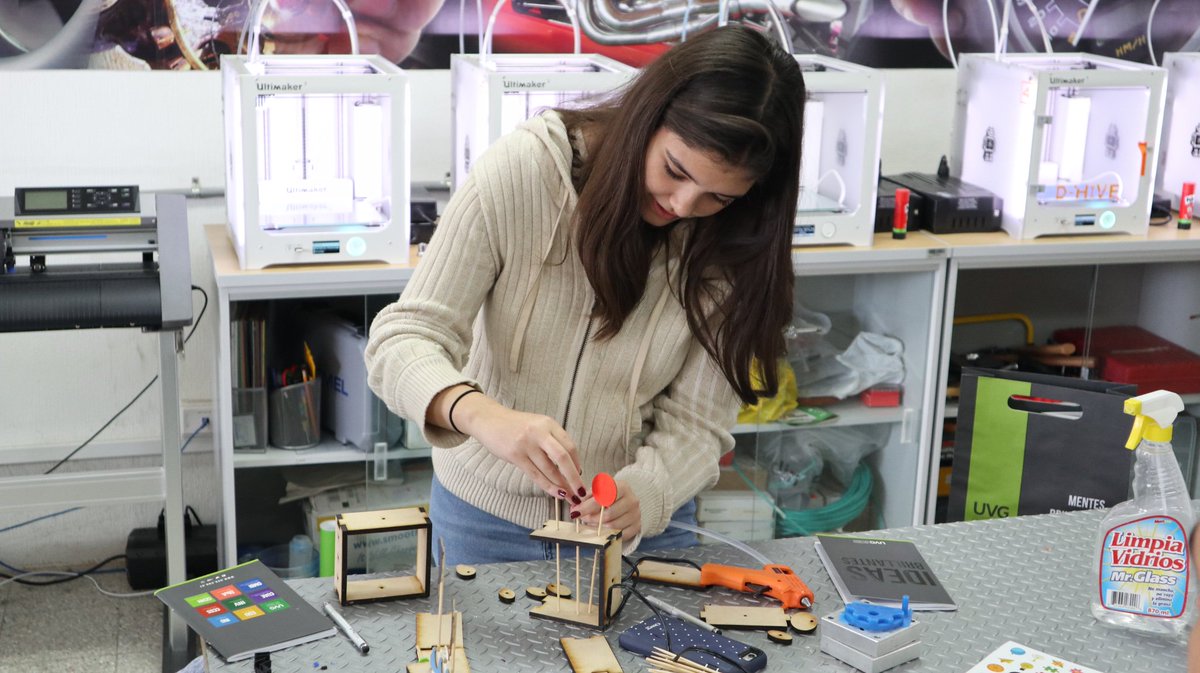 uvggt's tweet photo. Las futuras ingenieras diseñaron y fabricaron su propio sistema mecánico personalizado. #poweredbyASHA @USAIDASHA1 https://t.co/RUzm9fNA1u