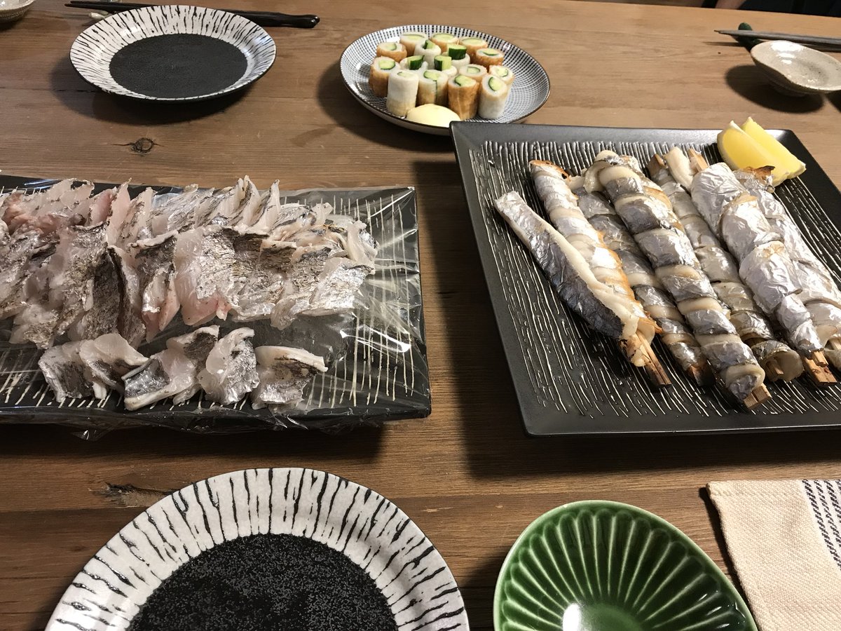 Halya No Twitter 釣りたての太刀魚を食べに先輩宅へ お刺身 塩焼き 美味しすぎ しかも釣果のお裾分けまでいただいて有り難や 太刀魚 なが い O ゚ ゚ O 今年は魚を三枚おろしにする機会が増えたので上手くなってきたw 卵がちょっと取れたけど 塩