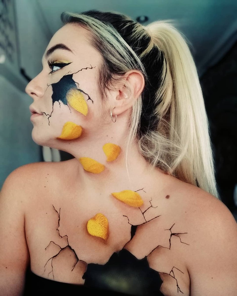 MadridClique's tweet photo. 🌻I'll morph to someone else 🌻

He hecho este maquillaje inspirado en el disco TRENCH de @twentyonepilots, este disco me ha inspirado muchísimo,  ¡se acercan más maquillajes sobre este disco!

#TRENCH #twentyonepilots #cliqueart #makeupoftheday #makeup https://t.co/0sv8TH0wrR