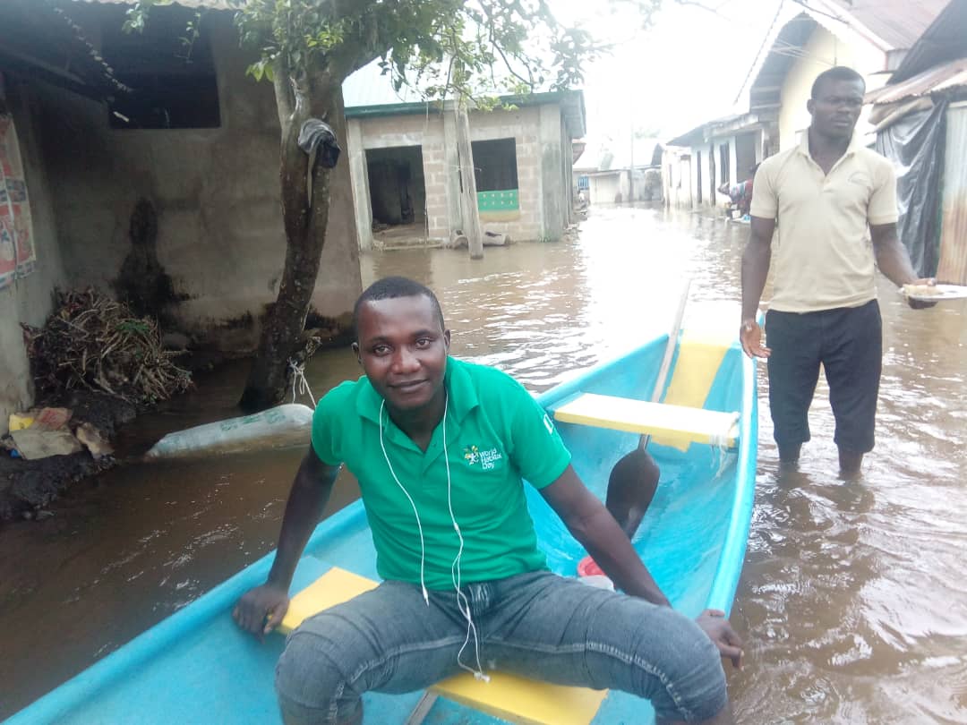 uniquemappers's tweet photo. #uniquemappersteam live report from joinkrama flood,Honesty our team member in the boat @VictorS60596921 @hotosm @RebeccaFirthy @pedrito1414 @youthmappers @RedCross @RussellDeffner @osmafrica @nemanigeria @GEOSONigeria @UNDP @reliefweb https://t.co/7c4oVNDy3B