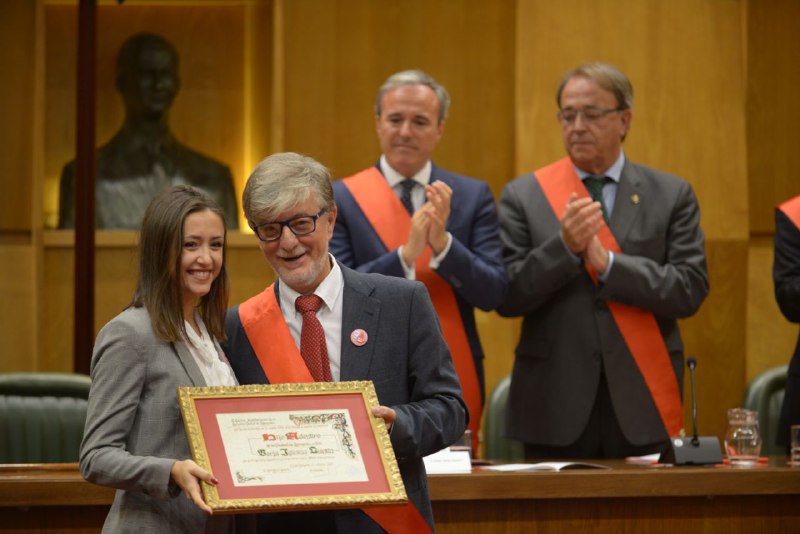 Teresa Refojo, novia de Borja Iglesias, recoge el diploma (Foto: @zaragoza_es).