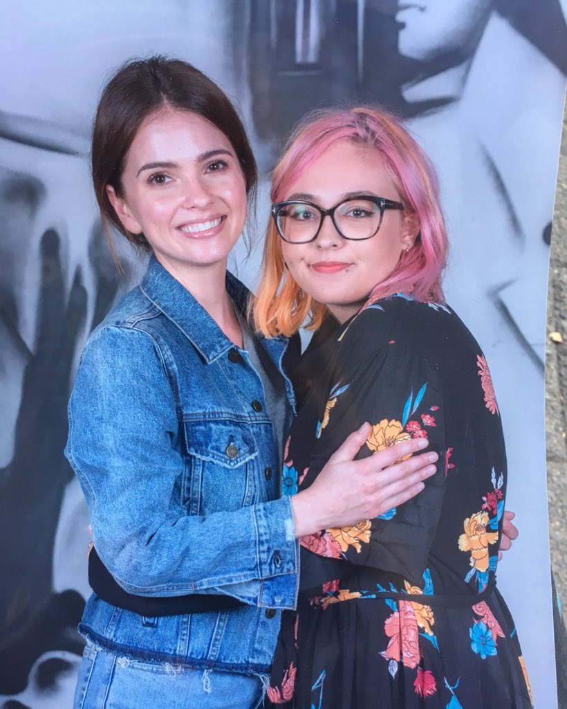 SHennigITA's tweet photo. #NEW — Shelley ( @shelleyhennig ) con una fan alla #WereWolfConIV a Bruxelles, oggi. 🌸 https://t.co/DyoZq4FBq9