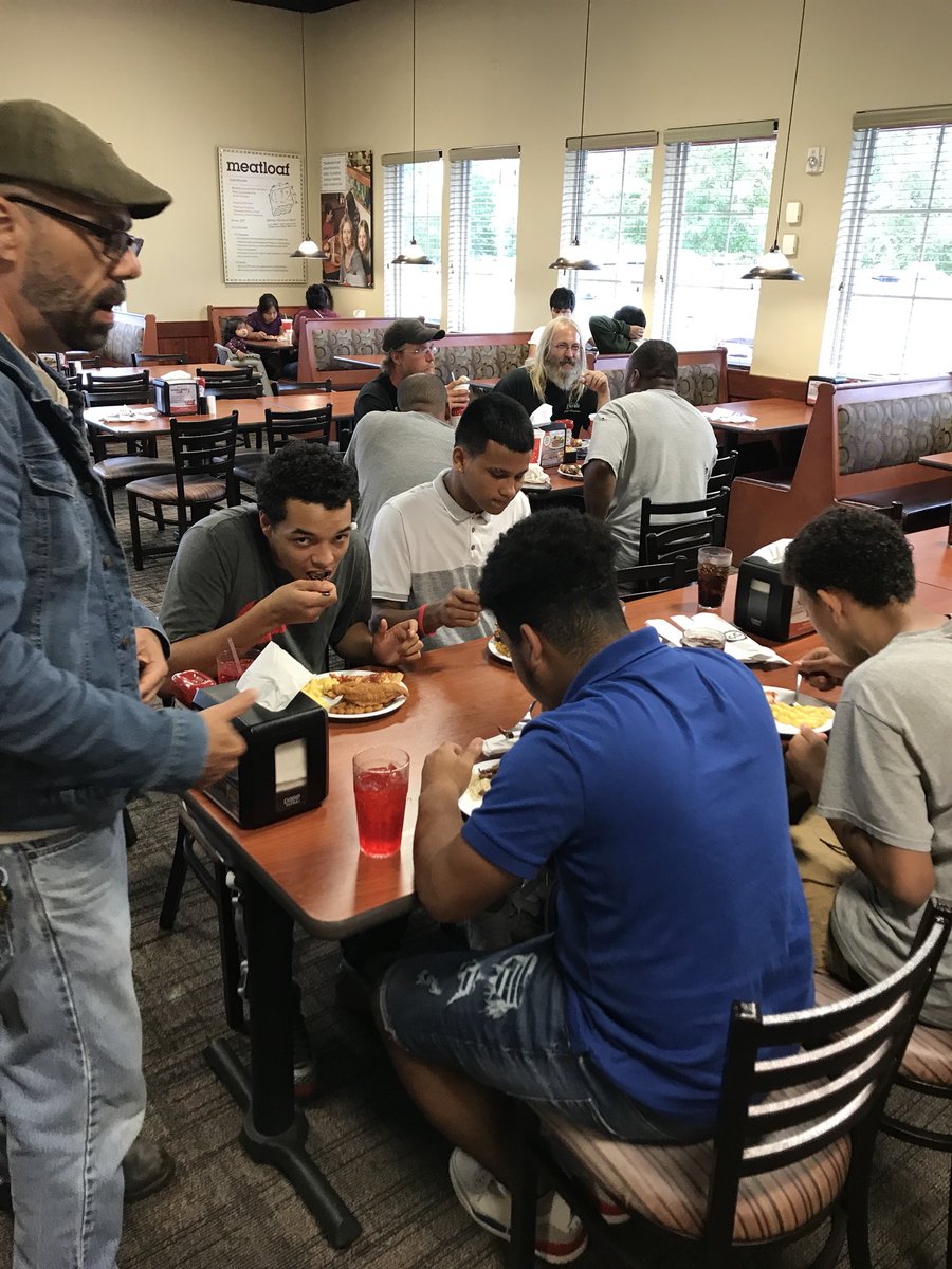 CLC_Pinckney's tweet image. Ending an incredible trip with a big meal! #CLCScholars #buffetstyle #PinckneyFamily