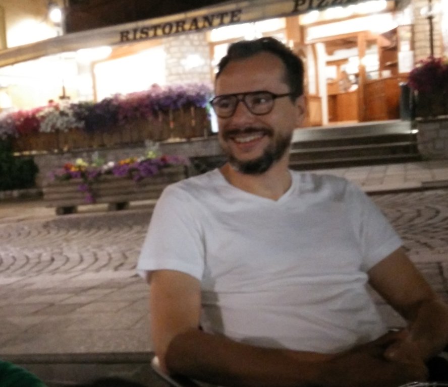 CarloFelice's tweet photo. Non ho scattato foto di @teo_moretti e uso questa del 2015. È per dire una semplice verità: grazie per lo stimolante #VJS18. Insieme a lui, grazie ai relatori: @mstoll @borgenheimer @barbarasgarzi @JacopoOttaviani @fedfragapane @alfredocalosci @nic_cec (ho dimenticato qualcuno?) https://t.co/NhWWqqDWMl