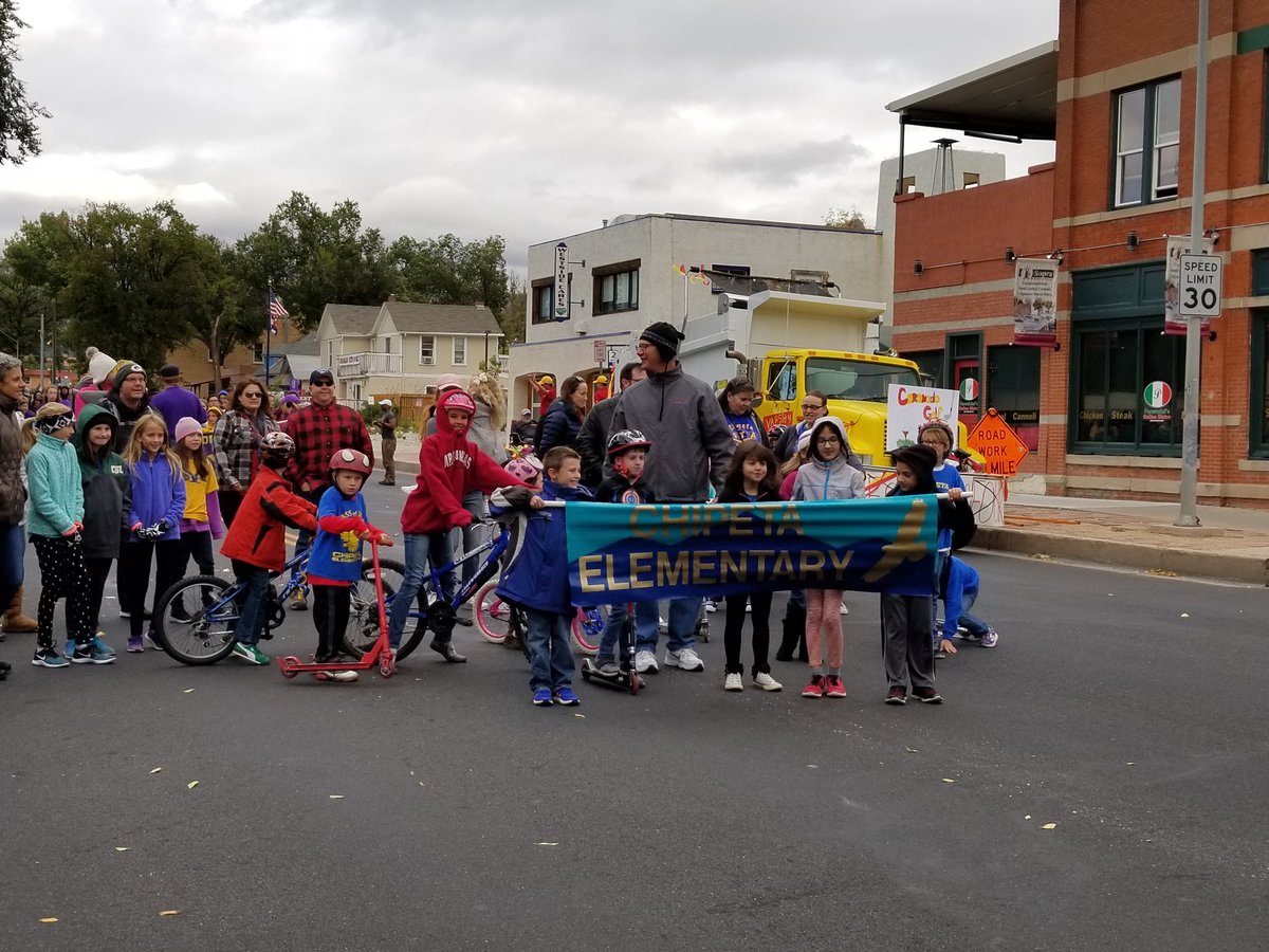 ChipetaEagles's tweet photo. Thanks @OfficialCHSPage for a fun parade today and for including your elementary fans at last night's game ! #chipetarocks #westsidepride https://t.co/u4Bvdw6Vqa