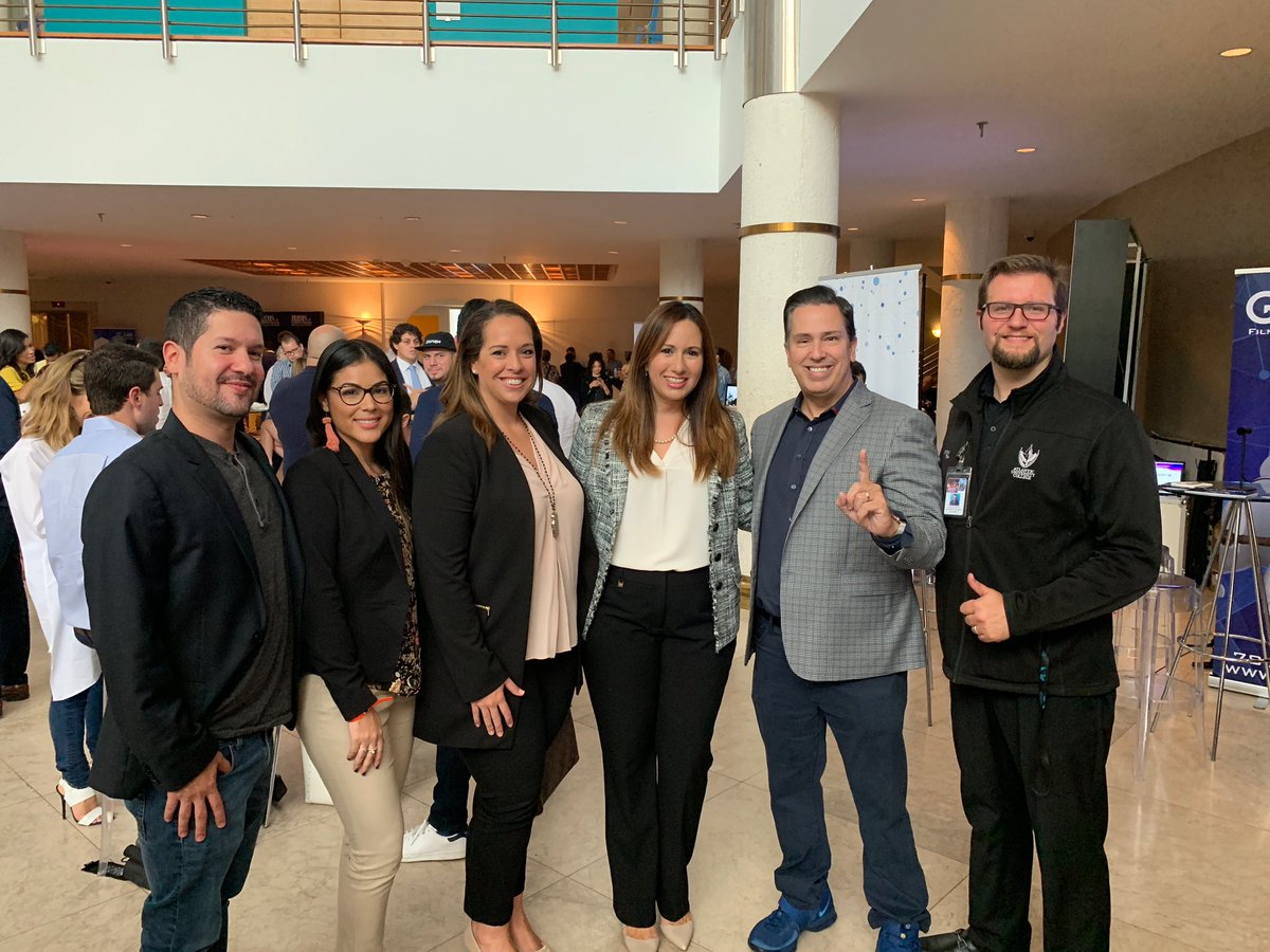 GlorimarRipoll's tweet image. ¡No podemos hablar de innovación sin sentirla! El talentoso grupo de Gladius en #DestinoHack me puso a experimentar con un juego de realidad virtual desarrollado localmente. Los felicito. ¡De Puerto Rico 🇵🇷 al mundo 🌎! #innovation #technology #gaming #virtualreality