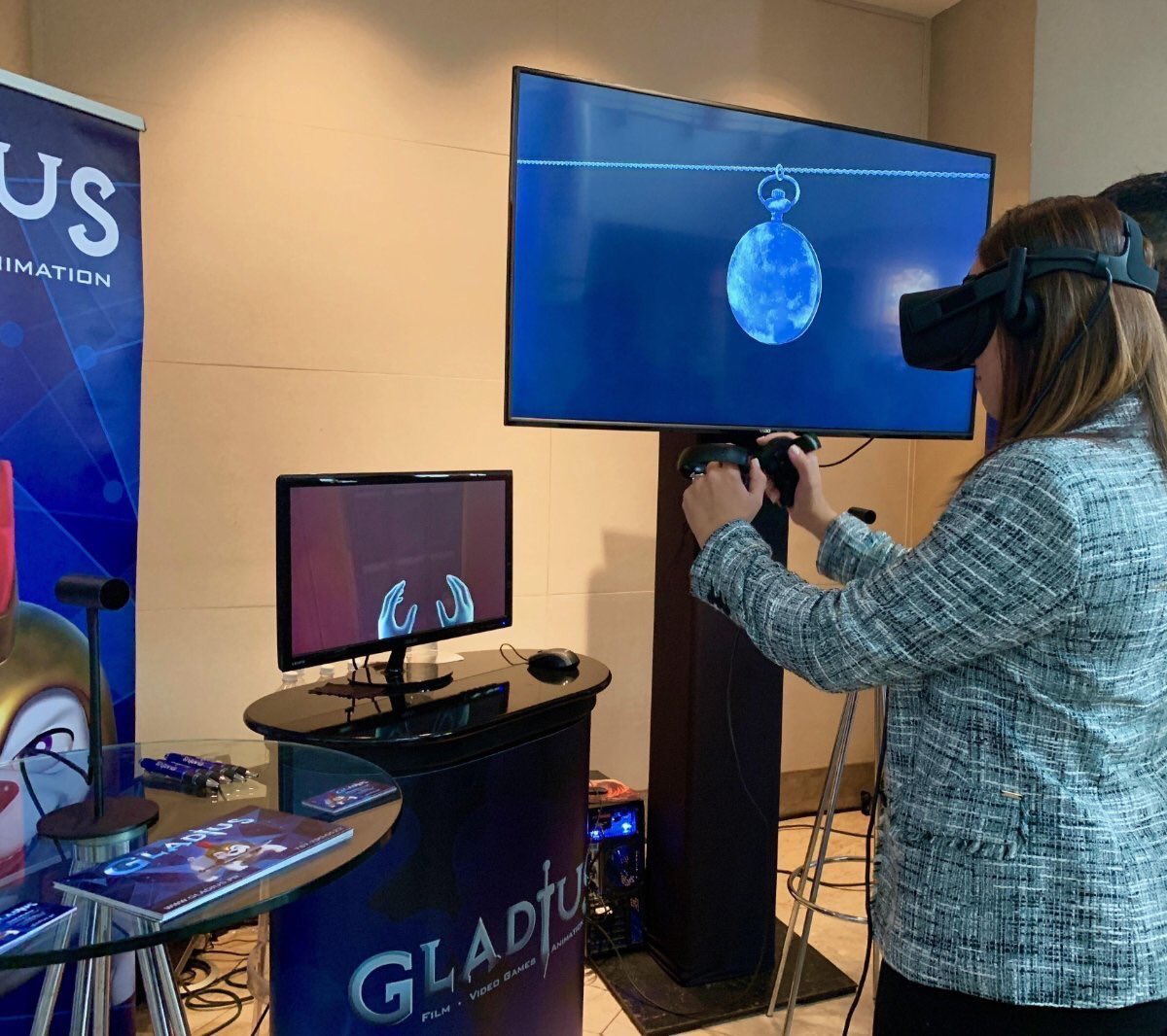 GlorimarRipoll's tweet image. ¡No podemos hablar de innovación sin sentirla! El talentoso grupo de Gladius en #DestinoHack me puso a experimentar con un juego de realidad virtual desarrollado localmente. Los felicito. ¡De Puerto Rico 🇵🇷 al mundo 🌎! #innovation #technology #gaming #virtualreality