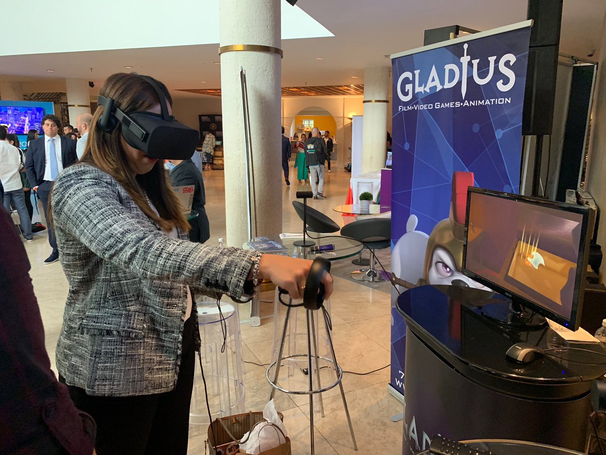 GlorimarRipoll's tweet image. ¡No podemos hablar de innovación sin sentirla! El talentoso grupo de Gladius en #DestinoHack me puso a experimentar con un juego de realidad virtual desarrollado localmente. Los felicito. ¡De Puerto Rico 🇵🇷 al mundo 🌎! #innovation #technology #gaming #virtualreality