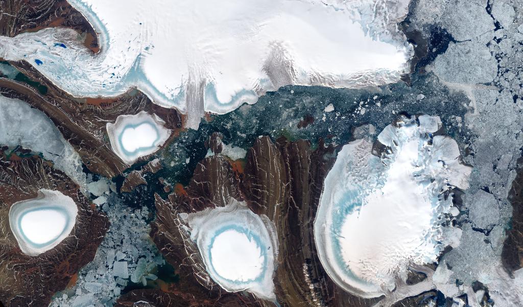 NASA's tweet photo. Four large islands are hard to miss in @NASAEarth satellite imagery of the Severnaya Zemlya archipelago in the Russian high Arctic. Spanning 37,000 square km (about the same area as Indiana), about half of this archipelago is covered in ice: https://t.co/NexY7c6xtC https://t.co/naWEi1b42m