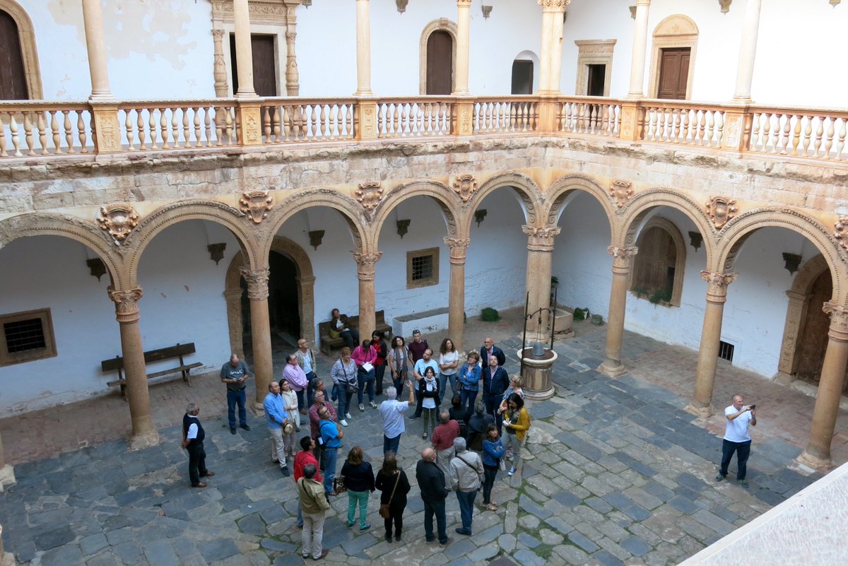 Arturodelp's tweet photo. Ayer y hoy me he acercado al III Coloquio @AlVelAl_4R en La Calahorra [Granada]. Una grata experiencia. Lo mejor de todo el castillo-palacio de los Mendoza, que si bien goza de buena salud, es hora de que pase a manos públicas, y comiencen las labores de #conservación. 😅 https://t.co/cfjXgXFPxq