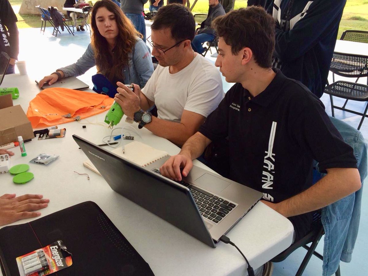 UNAQmx's tweet photo. El equipo Ka’An Sat participó en la competencia CanSat CUCEI 2018. 
Diseñaron y crearon un CanSat, un satélite en forma de lata, capaz de realizar una misión científica a 500m de altura. 
¡Gracias por su arduo esfuerzo y trabajo, han llevado el #OrgulloAeronáutico al espacio! https://t.co/zZmAMaYU8p