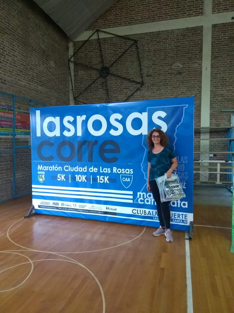SarioPeralta's tweet photo. [#modorunning] ya estamos en la previa de Las Rosas corre. Arrancó la entrega de un súper kit!! Venite, no te la pierdas! 15k 10k 5k. Carreron con mística de pueblo!!! https://t.co/o4wmablQfQ