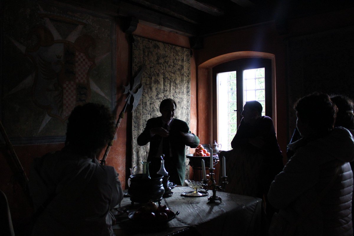 Malgrado la pioggia, il primo giorno di #Castelliaperti è stato un successo. Armati di ombrelli i visitatori hanno esplorato bastioni, corti e giardini, accolti con cordialità dai proprietari. Non sono mancati degustazioni e brindisi. E naturalmente fotografie. @FVGlive <a href="/igersfvg/">Instagramers FVG</a>