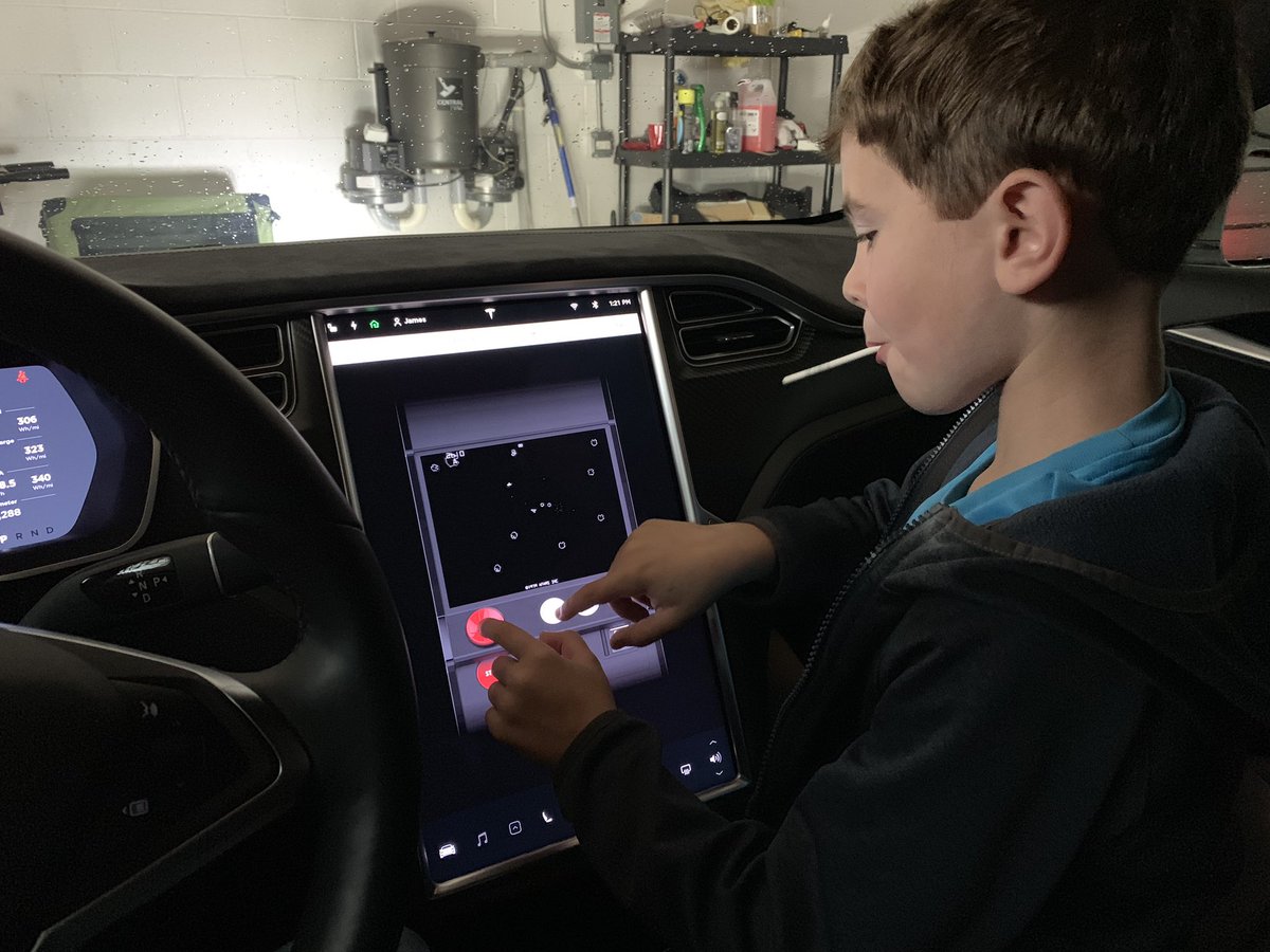 jbdeck's tweet image. He’s been schooling me on the games I grew up on.  Except for lunar lander.  That was and still is my favorite.  @elonmusk @Tesla