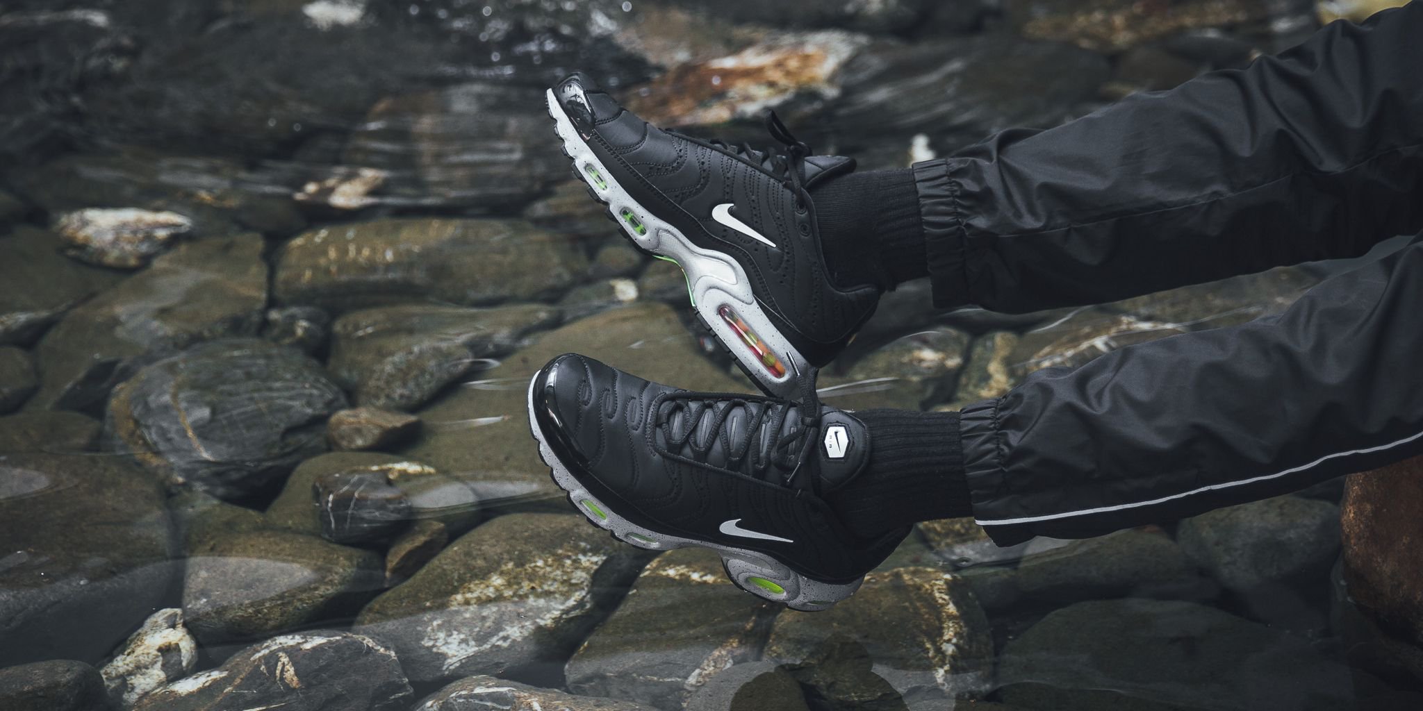 nike air max plus prm black matte silver & volt