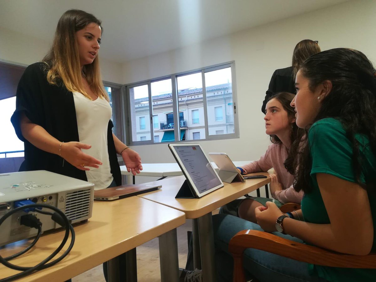 club_lacaleta's tweet photo. Hoy en el #ClubLaCaleta las mayores crean su marca personal. #2beyourself #woman #futuro #Málaga https://t.co/5bbVXBk2cx