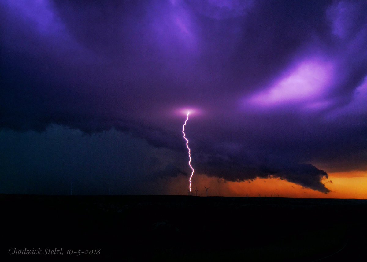 KD5UMO's tweet photo. The #demon #shoots #lightning from its #eye #stormchase #severewx #txwx #purple #orange #hpsupercell 10.5.2018 #chadderack #kd5umo https://t.co/xKbfsuMJVk