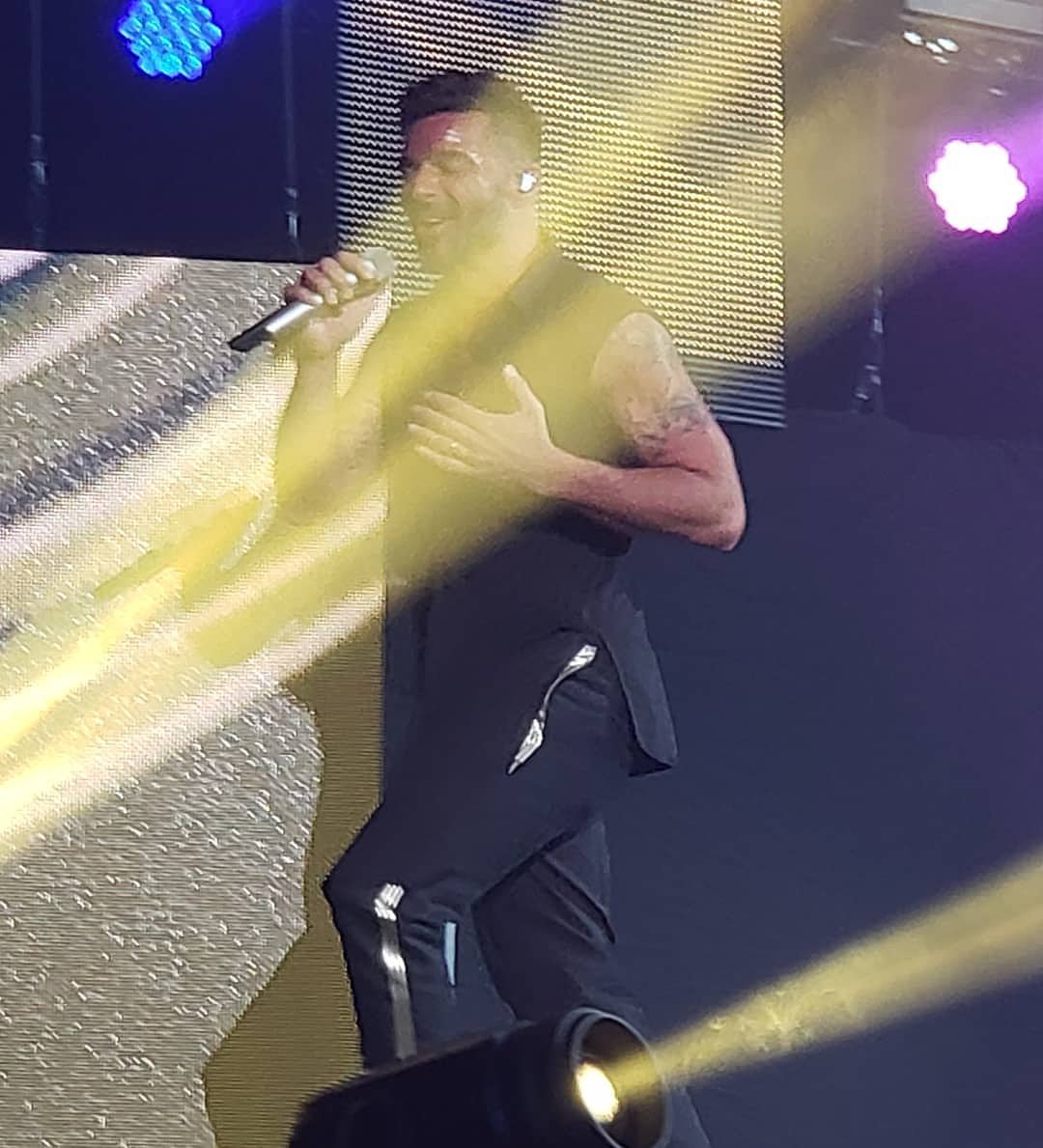 jpus_br's tweet photo. @ricky_martin #Boricua #SoyMas #KQLive2018 #CVSPhamacyymas #MomentosDeUforia #PuertoRico  #TQMBoricua❤ #RickyMartin #WonderB😍y #RickyMartinArte ❤  @Regran_ed from @vivimarie09 -  Mi Ricky!!! #rickymartin - #regrann https://t.co/FUWL1oJ6GP