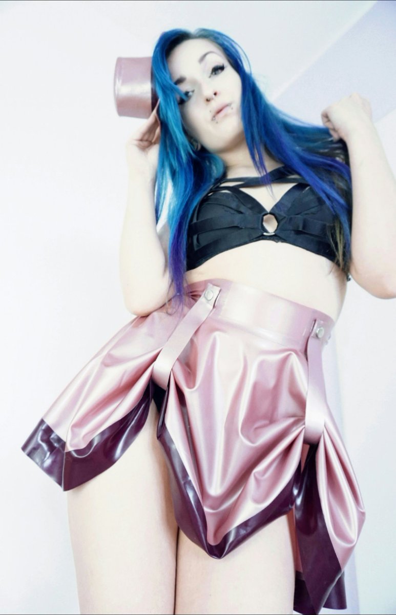 New clips online! 

➡️ princessofpain.net

#latex #latexfetish #femdom #dominatrix #bluehair #clips #new #fetish #domination