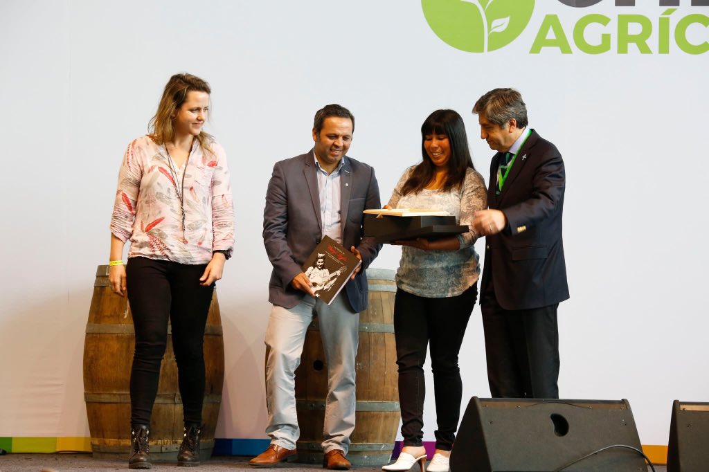 InacapMyPE's tweet photo. En #ExpoChileAgrícola Junto a @INDAP_Chile haciendo entrega del programa de fortalecimiento a la gestión de los negocios, premio entregado como parte del Reconocimiento al mérito en la categoría #EmprendedoraRural Apoyando al desarrollo regional https://t.co/Eoo70t9kzY