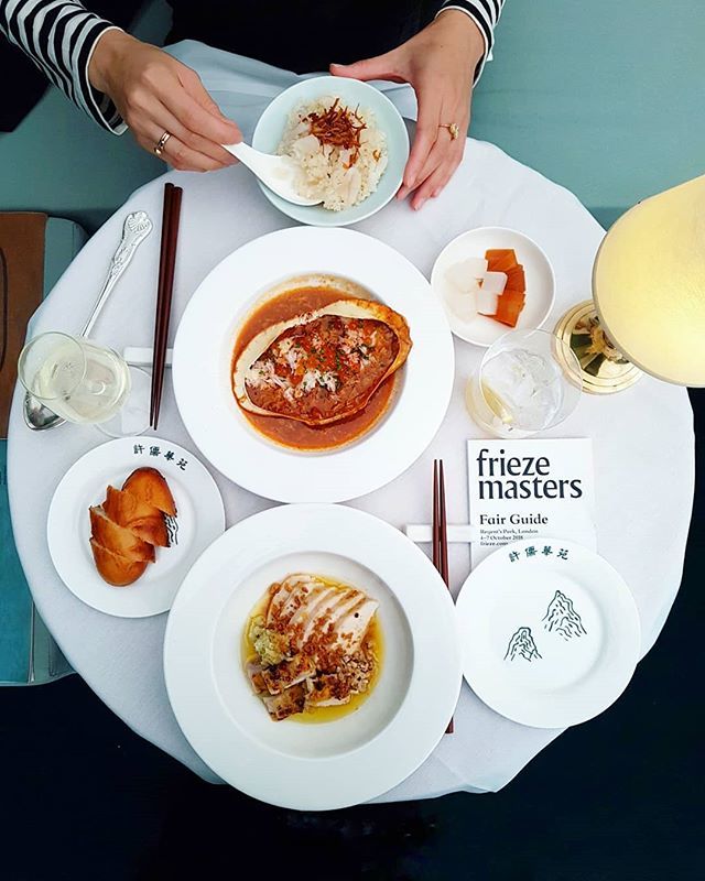 Chilli crab, lardo rice, house pickles, plus *the most delicious* roast chicken with ginger and aged white soy <a href="/xu_london/">XU Teahouse & Restaurant</a>'s STUNNING pop-up tea house <a href="/friezeartfair/">Ariyan</a> 🏮🏯🔥🦀🍚🍗🌿🥃 ~ followed by deep fried peanut mochi and tea infused cocktails || A per… ift.tt/2QAwkZ6