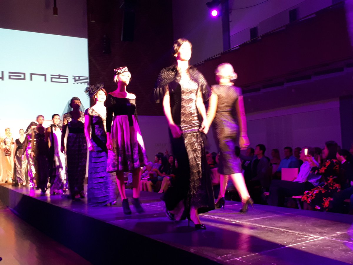 nn_lokales's tweet photo. Elegante #Abendmode aus #China: Designerinnen aus #Shenzhen stellen im #InternationalenHaus ihre Kreationen vor https://t.co/LPjtjK8TsF