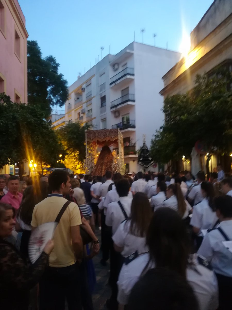 AFBMPalomares's tweet photo. Nos acercamos a la iglesia del Carmen con "Triana de Esperanza" y "Reina del Carmelo" @HermandadCristo #Jerez #RegresoaSanTelmo https://t.co/9Tij16Ecug