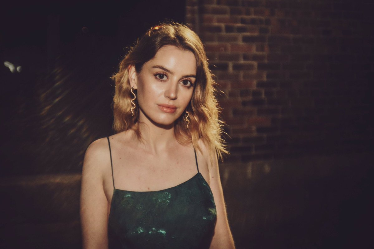 velourroses's tweet photo. my bone structure really is That Bitch https://t.co/3WLCkNgCLN