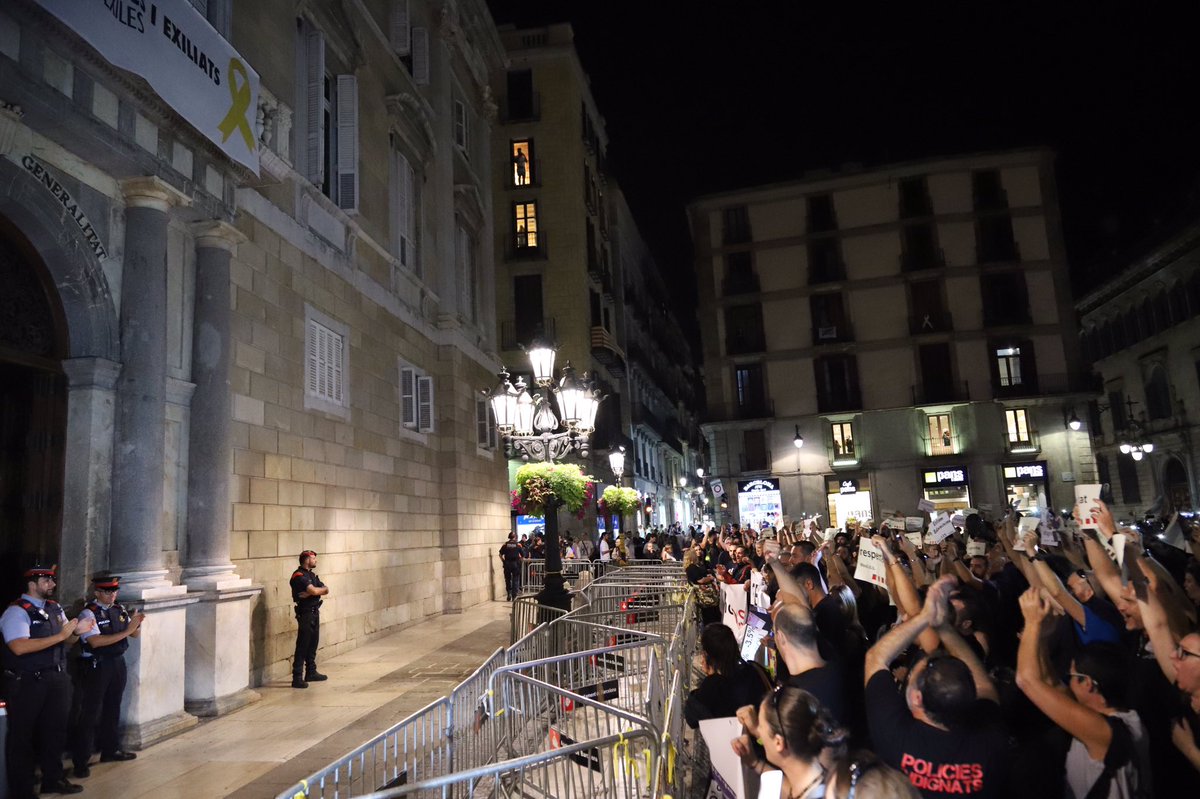 Pauventeo's tweet photo. "Estamos hasta los huevos", petards i bengales en arribar a Plaça Sant Jaume #mosSOS https://t.co/sh8FIoXOpl