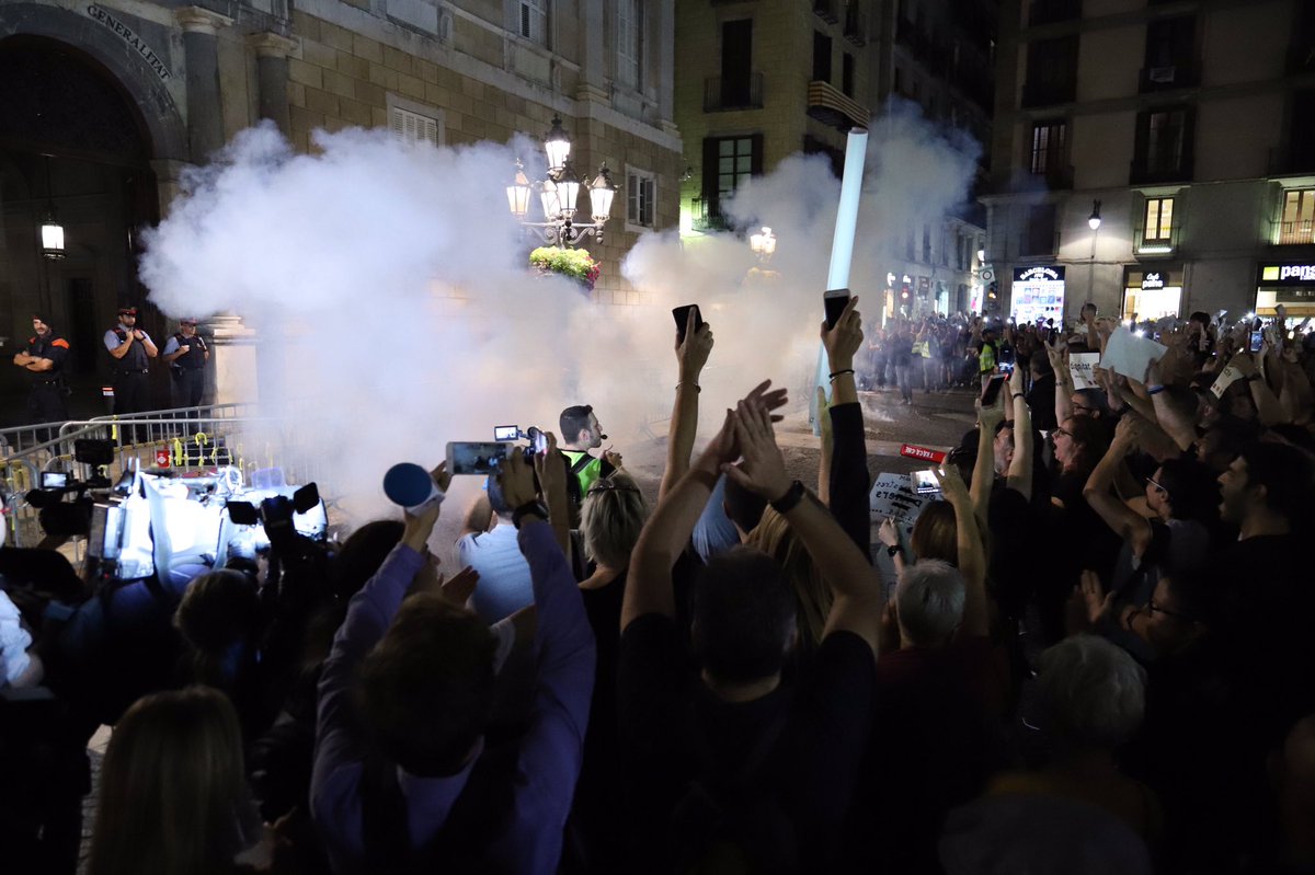 Pauventeo's tweet photo. "Estamos hasta los huevos", petards i bengales en arribar a Plaça Sant Jaume #mosSOS https://t.co/sh8FIoXOpl