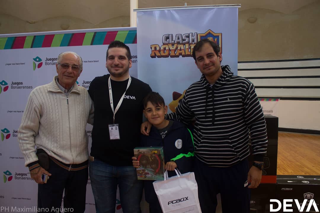 devaesportsarg's tweet photo. #RT | Entrega de medallas 🥇🥈🥉
.
.
.
#JuntosSomoseSports #eSports #DeportesElectronicos #JuegosBonaerenses2018 #EsportsEnLosBona #DevaeSports https://t.co/PTlgpuuO7u