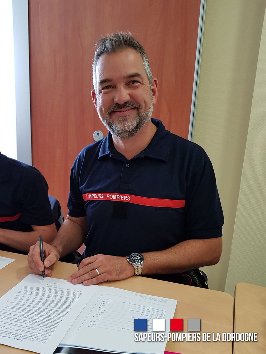 pompiers24's tweet photo. Journée d'intégration de 30 nouveaux sapeurs-#pompiers volontaires, à l’État-major des @pompiers24 Accueillis par Lcl P.NABOULET, chef gpt #formation, représentant le @DDSIS24, Signature de la « #Charte nationale du #SPV » et remise du livret d'accueil. Photos R.SMAIL Com #SDIS24 https://t.co/UKqBkwBBLc