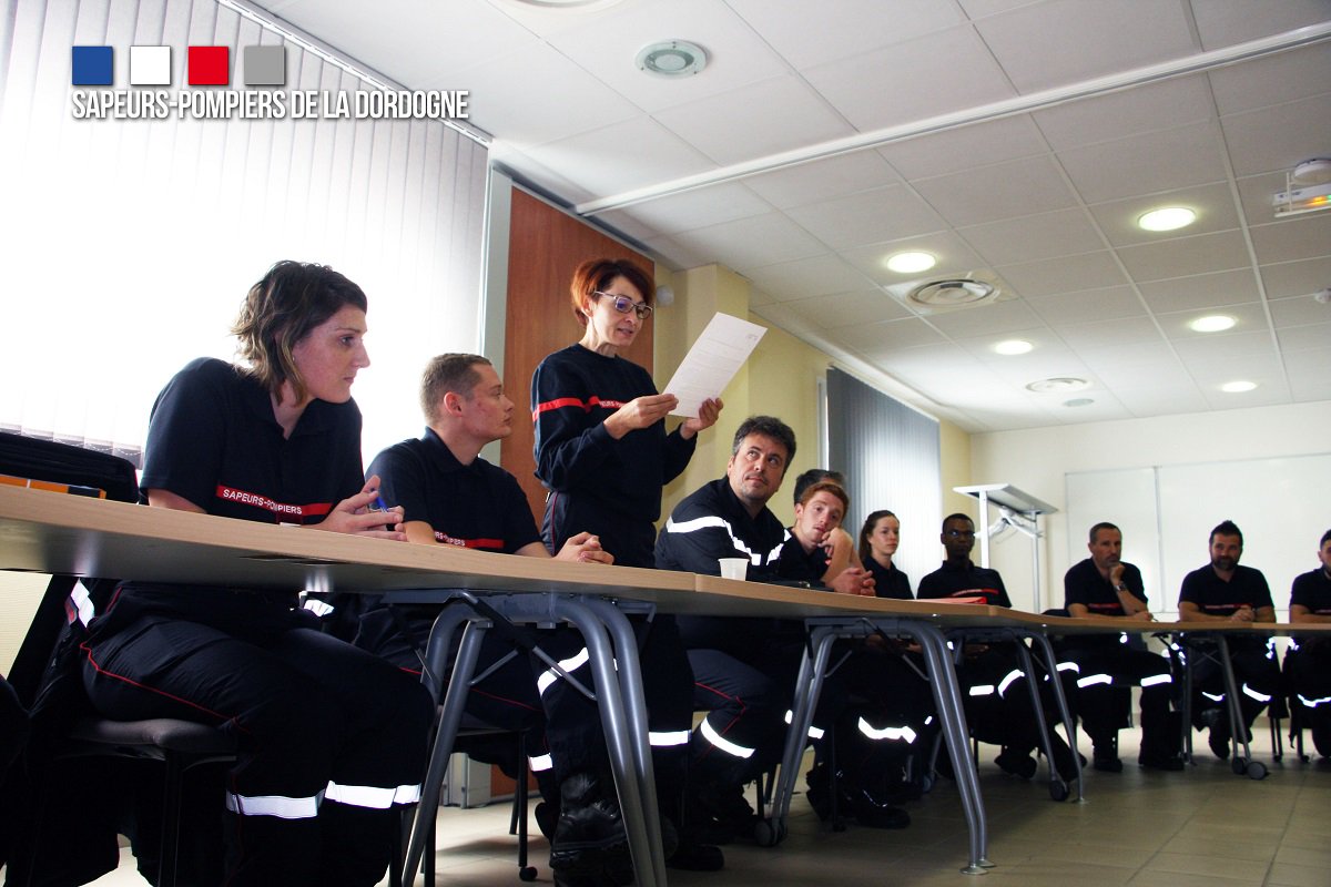 pompiers24's tweet photo. Journée d'intégration de 30 nouveaux sapeurs-#pompiers volontaires, à l’État-major des @pompiers24 Accueillis par Lcl P.NABOULET, chef gpt #formation, représentant le @DDSIS24, Signature de la « #Charte nationale du #SPV » et remise du livret d'accueil. Photos R.SMAIL Com #SDIS24 https://t.co/UKqBkwBBLc