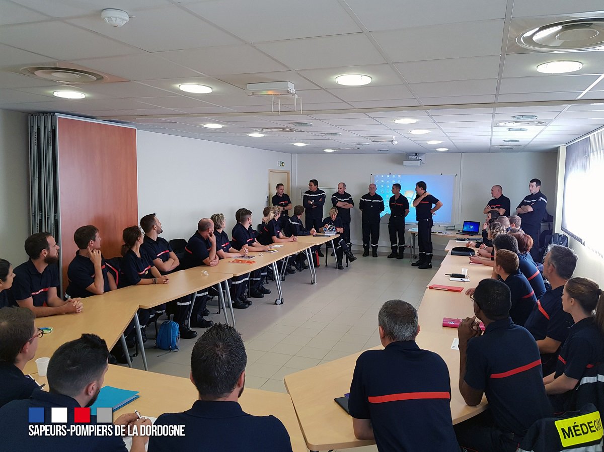 pompiers24's tweet photo. Journée d'intégration de 30 nouveaux sapeurs-#pompiers volontaires, à l’État-major des @pompiers24 Accueillis par Lcl P.NABOULET, chef gpt #formation, représentant le @DDSIS24, Signature de la « #Charte nationale du #SPV » et remise du livret d'accueil. Photos R.SMAIL Com #SDIS24 https://t.co/UKqBkwBBLc
