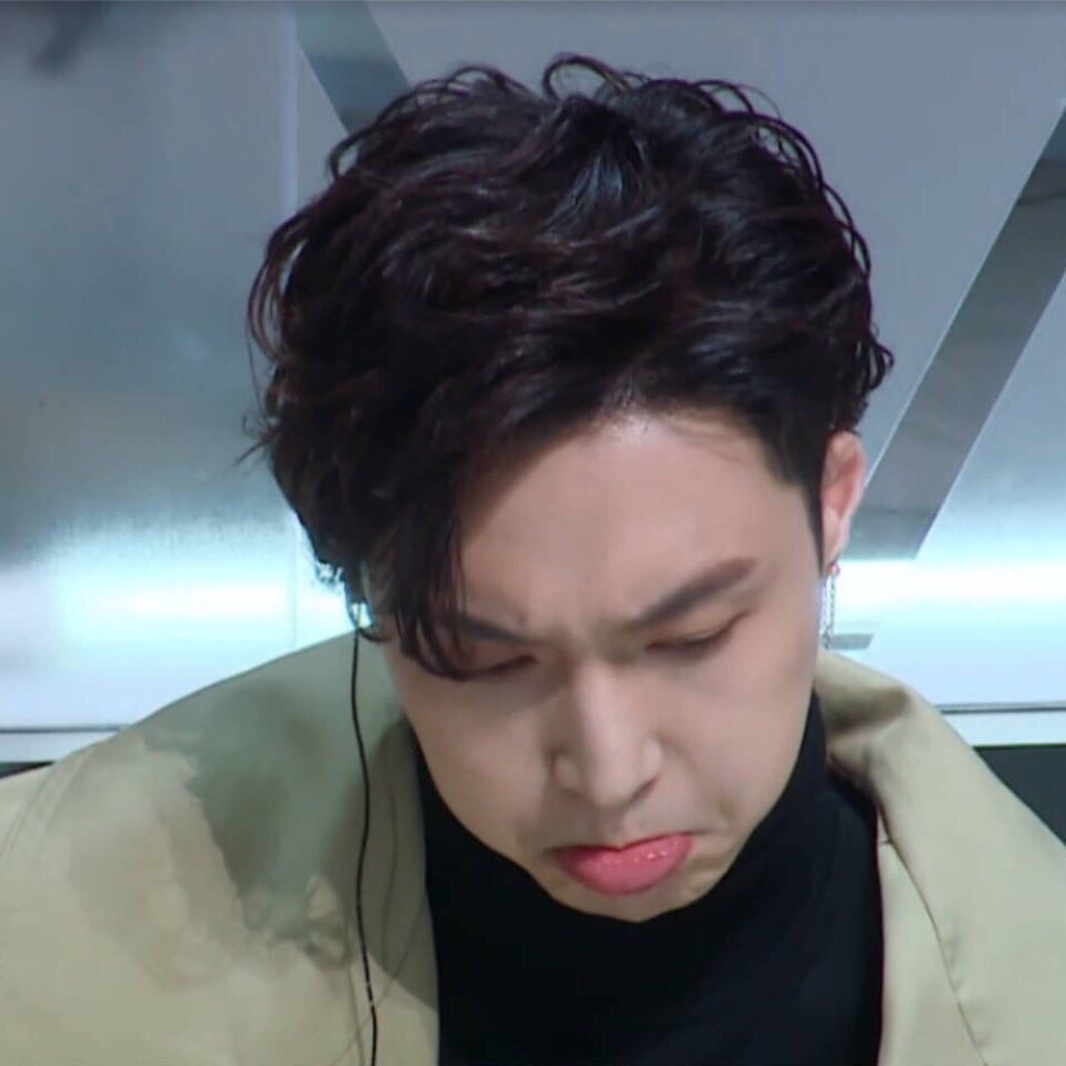 exo_pout's tweet photo. Happy Birthday to @LAY_zhang_ ! I hope you can reach even higher heights in your goals/career and stay happy and healthy 💕 祝藝興這年幸福快樂，身體健康💗#HappyLayDay #HappyYixingDay https://t.co/c6PUslnoi3