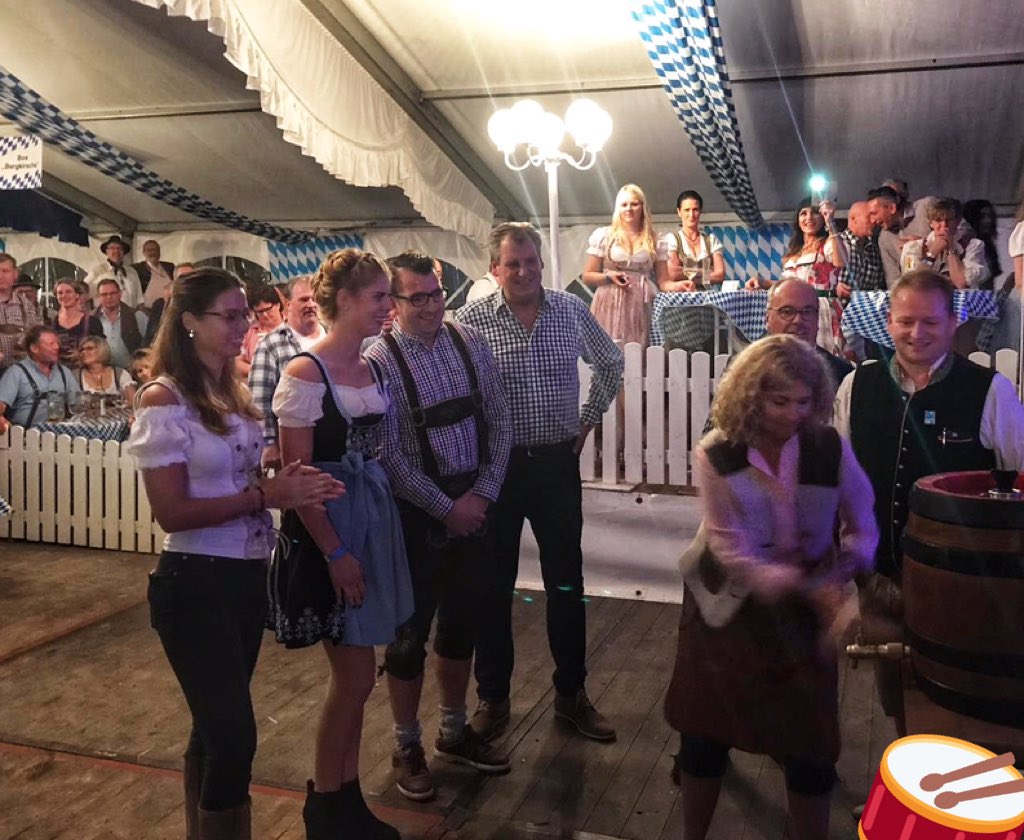 schoene_syke's tweet photo. Nur wenige gut platzierte Schläge benötigte die Vertreterin der #Syker  #Bürgermeisterin Gabriele Beständig! @AvaconAG gratuliert und wünsch allen Besuchern wunderbare #SykerWiesn! 🤩 https://t.co/rQLZFC6DjM